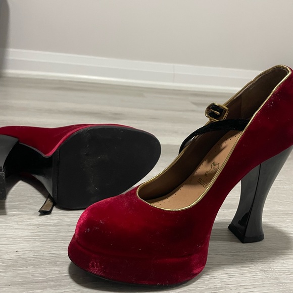Vintage style high heel red velvet, size 7-7.5 - Picture 3 of 4